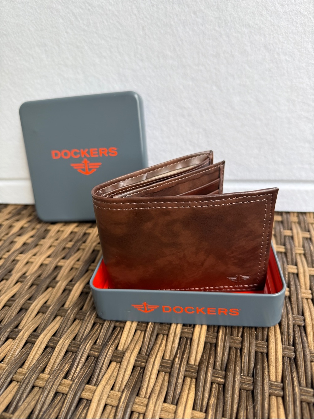 Dockers Brown Leather Bifold Wallet RFID Blocking NWT Gift Tin Box